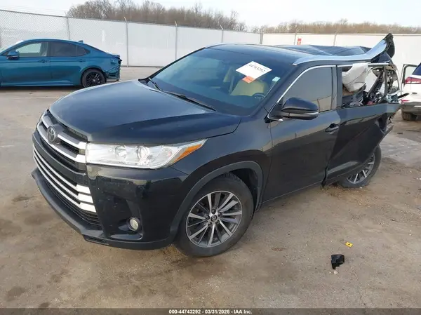 5TDJZRFH8JS554235 2018 TOYOTA HIGHLANDER - Image 2