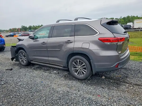 5TDJZRFH8JS554641 2018 TOYOTA HIGHLANDER - Image 2