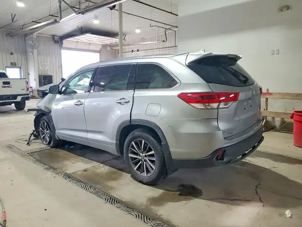 5TDJZRFH8JS555692 2018 TOYOTA HIGHLANDER - Image 2