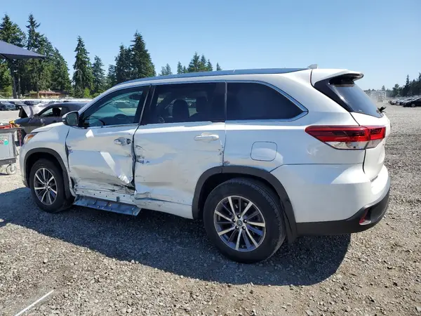 5TDJZRFH8JS555806 2018 TOYOTA HIGHLANDER - Image 2