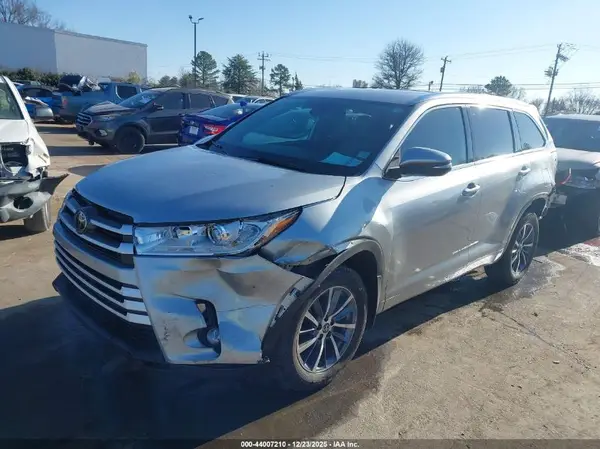 5TDJZRFH8JS560231 2018 TOYOTA HIGHLANDER - Image 2