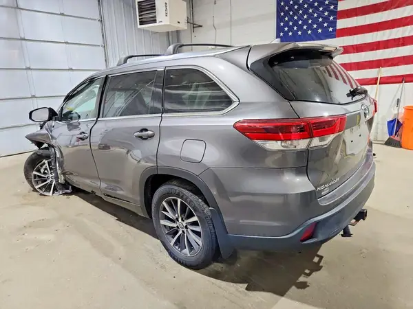 5TDJZRFH8JS562206 2018 TOYOTA HIGHLANDER - Image 2