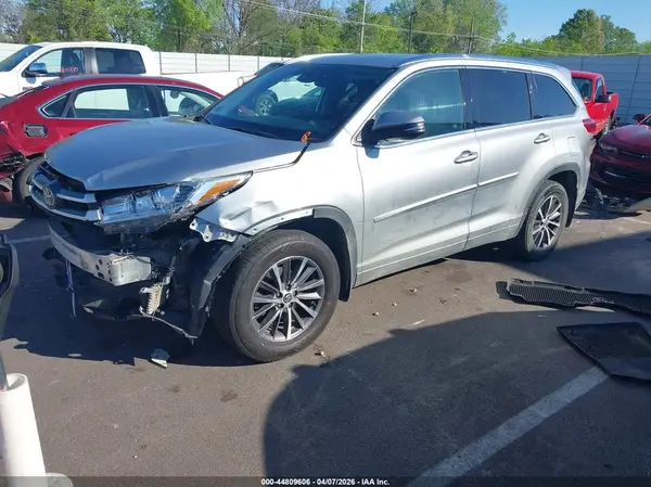 5TDJZRFH8JS562402 2018 TOYOTA HIGHLANDER - Image 2