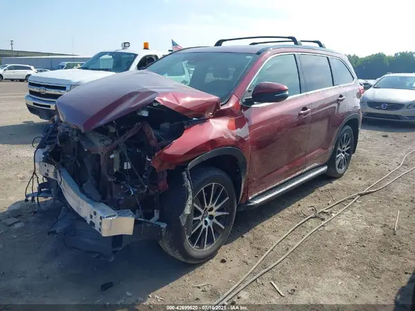 5TDJZRFH8JS807621 2018 TOYOTA HIGHLANDER - Image 2