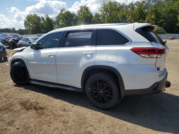 5TDJZRFH8JS810941 2018 TOYOTA HIGHLANDER - Image 2