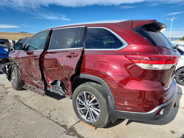 5TDJZRFH8JS811197 2018 TOYOTA HIGHLANDER - Image 2