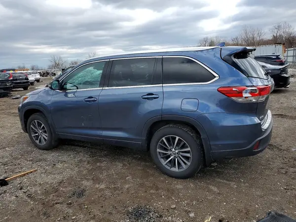 5TDJZRFH8JS812589 2018 TOYOTA HIGHLANDER - Image 2