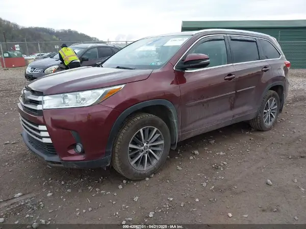 5TDJZRFH8JS812656 2018 TOYOTA HIGHLANDER - Image 2