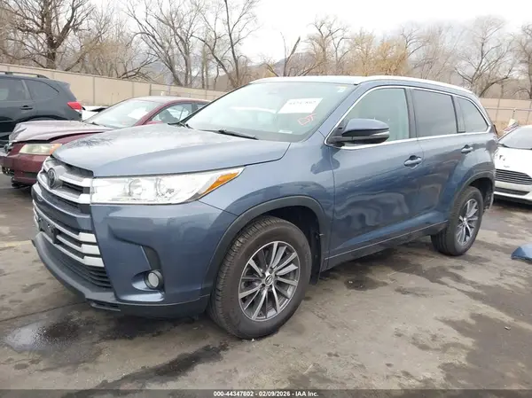 5TDJZRFH8JS816576 2018 TOYOTA HIGHLANDER - Image 2
