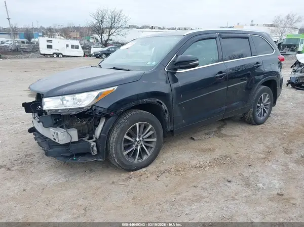 5TDJZRFH8JS822622 2018 TOYOTA HIGHLANDER - Image 2
