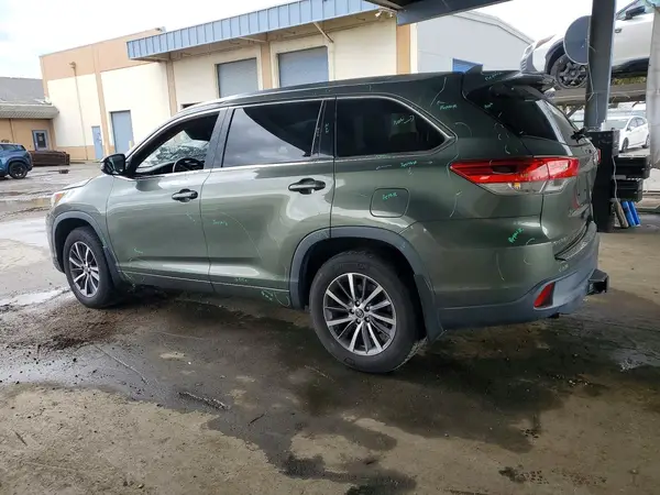 5TDJZRFH8JS822765 2018 TOYOTA HIGHLANDER - Image 2