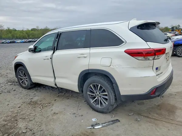 5TDJZRFH8JS823849 2018 TOYOTA HIGHLANDER - Image 2