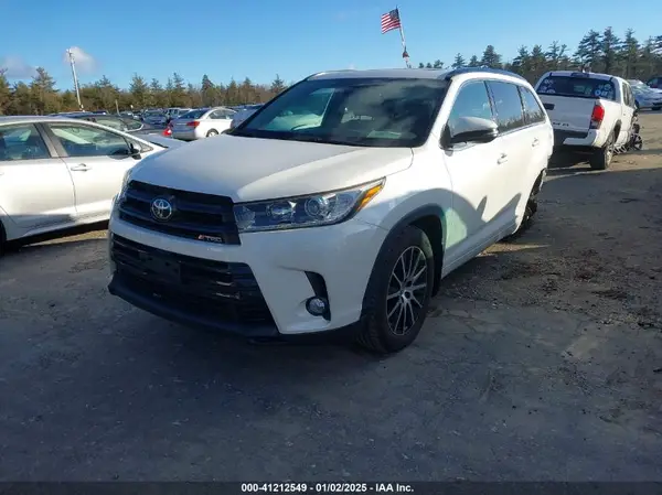 5TDJZRFH8JS826833 2018 TOYOTA HIGHLANDER - Image 2