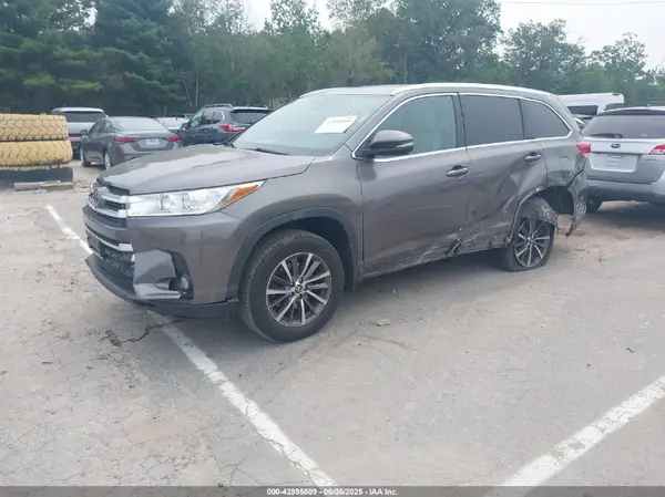 5TDJZRFH8JS827528 2018 TOYOTA HIGHLANDER - Image 2