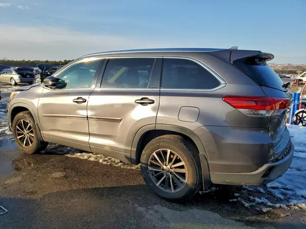 5TDJZRFH8JS829070 2018 TOYOTA HIGHLANDER - Image 2