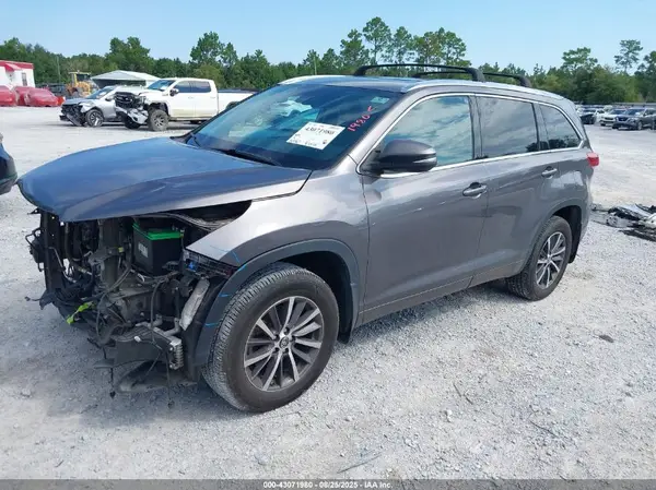 5TDJZRFH8JS831482 2018 TOYOTA HIGHLANDER - Image 2