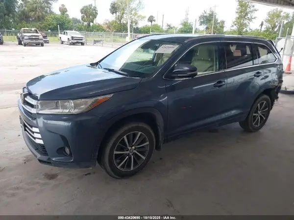 5TDJZRFH8JS832423 2018 TOYOTA HIGHLANDER - Image 2