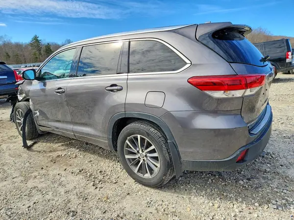 5TDJZRFH8JS832440 2018 TOYOTA HIGHLANDER - Image 2