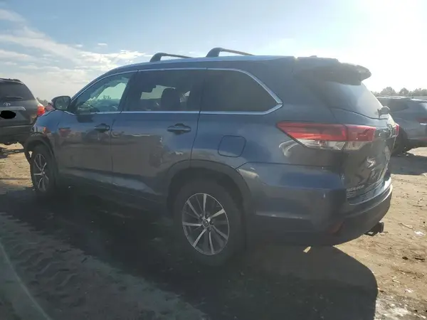 5TDJZRFH8JS843096 2018 TOYOTA HIGHLANDER - Image 2