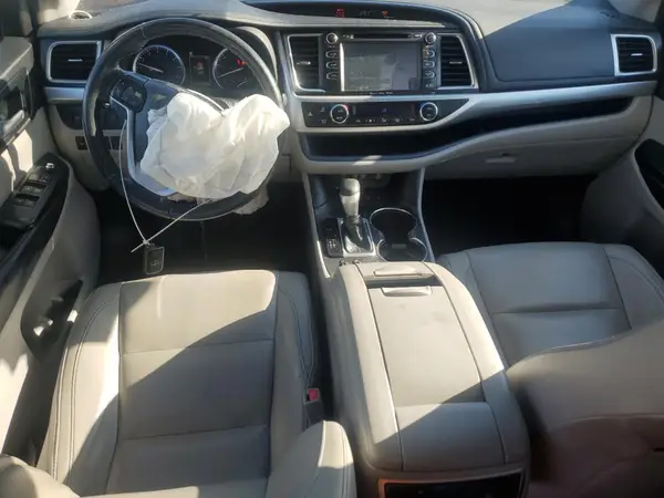 5TDJZRFH8JS843096 2018 TOYOTA HIGHLANDER - Image 8