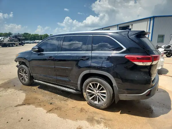 5TDJZRFH8JS852333 2018 TOYOTA HIGHLANDER - Image 2