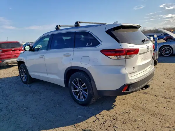 5TDJZRFH8JS852820 2018 TOYOTA HIGHLANDER - Image 2