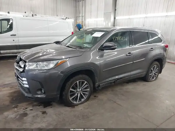 5TDJZRFH8JS855670 2018 TOYOTA HIGHLANDER - Image 2