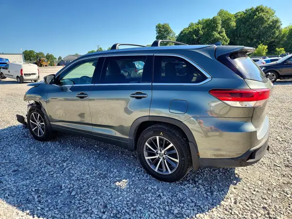5TDJZRFH8JS856785 2018 TOYOTA HIGHLANDER - Image 2