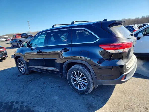 5TDJZRFH8JS858102 2018 TOYOTA HIGHLANDER - Image 2