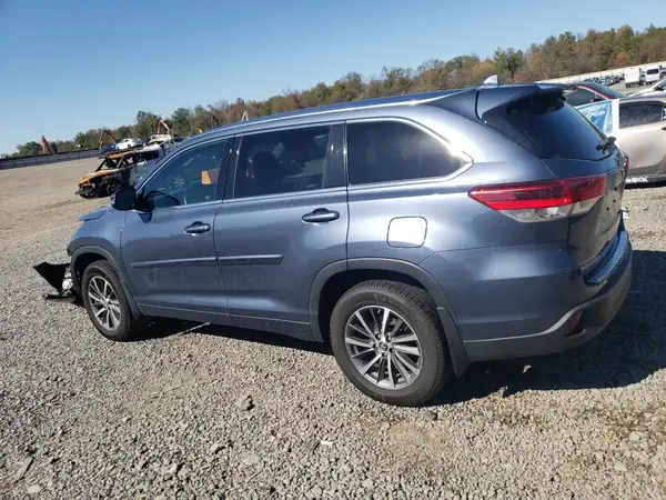5TDJZRFH8JS859685 2018 TOYOTA HIGHLANDER - Image 2