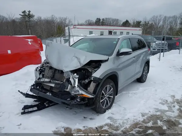5TDJZRFH8JS861758 2018 TOYOTA HIGHLANDER - Image 2