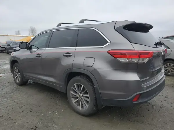 5TDJZRFH8JS862229 2018 TOYOTA HIGHLANDER - Image 2