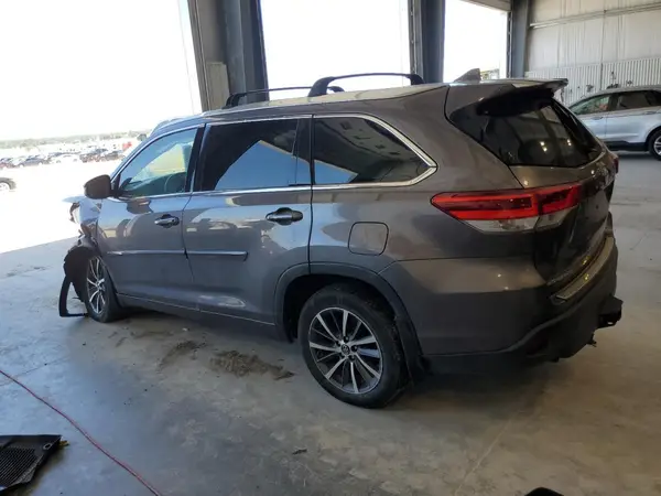 5TDJZRFH8JS865518 2018 TOYOTA HIGHLANDER - Image 2
