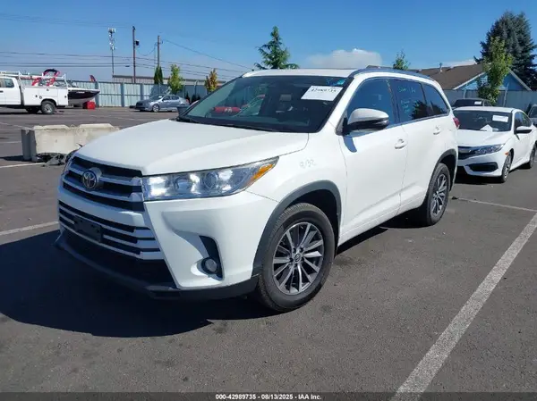 5TDJZRFH8JS872131 2018 TOYOTA HIGHLANDER - Image 2