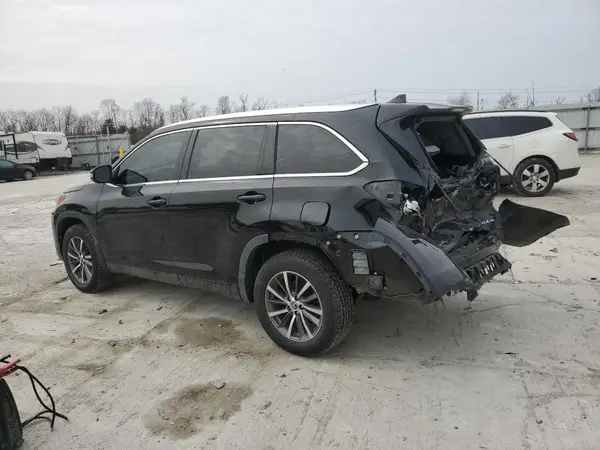 5TDJZRFH8JS877023 2018 TOYOTA HIGHLANDER - Image 2