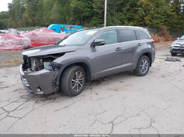 5TDJZRFH8JS884909 2018 TOYOTA HIGHLANDER - Image 2