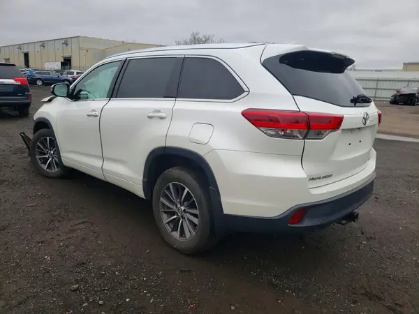 5TDJZRFH8JS885932 2018 TOYOTA HIGHLANDER - Image 2