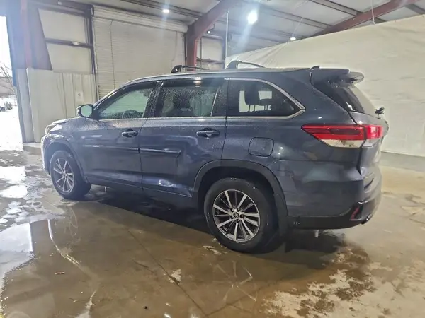 5TDJZRFH8JS888393 2018 TOYOTA HIGHLANDER - Image 2