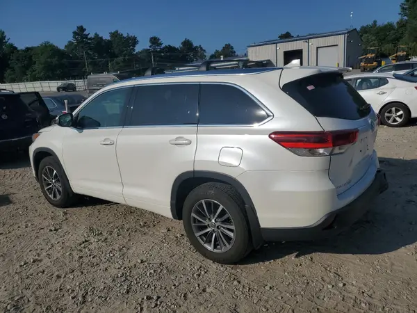 5TDJZRFH8JS888961 2018 TOYOTA HIGHLANDER - Image 2