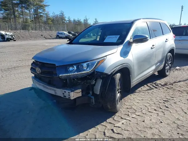 5TDJZRFH8JS890032 2018 TOYOTA HIGHLANDER - Image 2