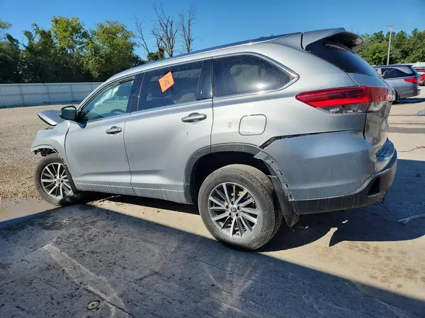 5TDJZRFH8JS895196 2018 TOYOTA HIGHLANDER - Image 2