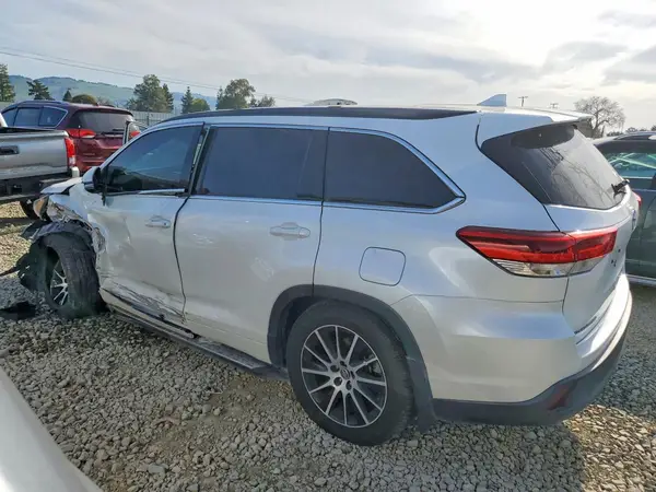 5TDJZRFH8JS896204 2018 TOYOTA HIGHLANDER - Image 2