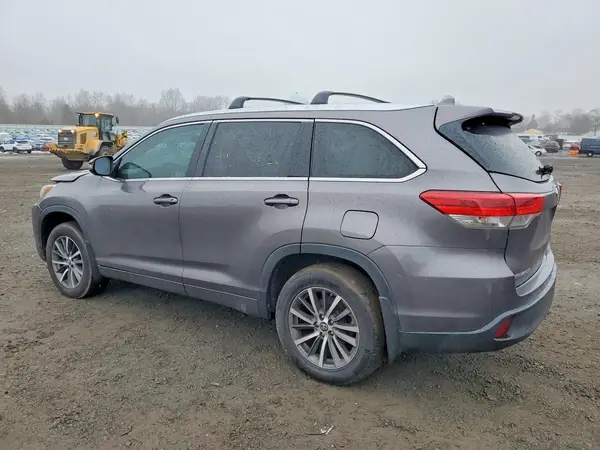 5TDJZRFH8JS896767 2018 TOYOTA HIGHLANDER - Image 2