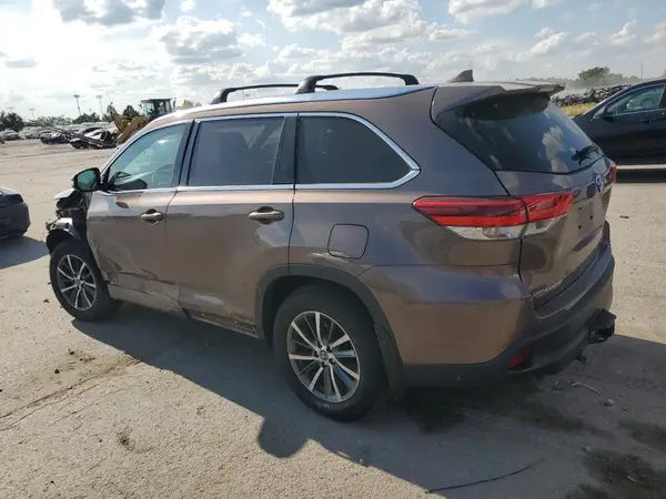 5TDJZRFH8JS898972 2018 TOYOTA HIGHLANDER - Image 2