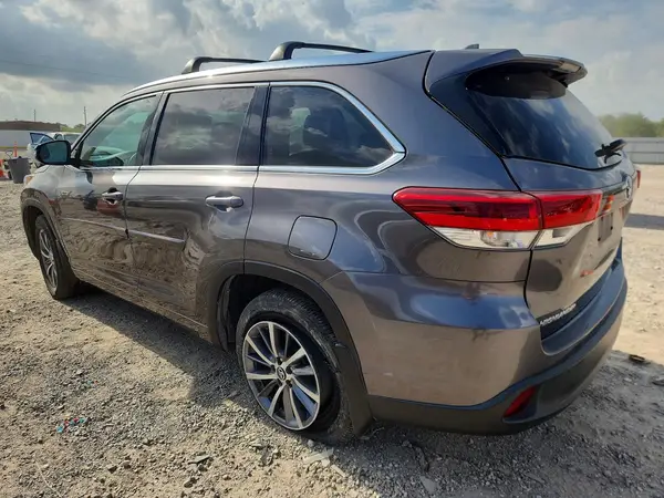 5TDJZRFH8JS904513 2018 TOYOTA HIGHLANDER - Image 2