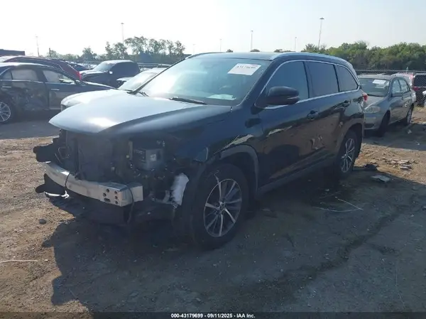 5TDJZRFH8KS588662 2019 TOYOTA HIGHLANDER - Image 2