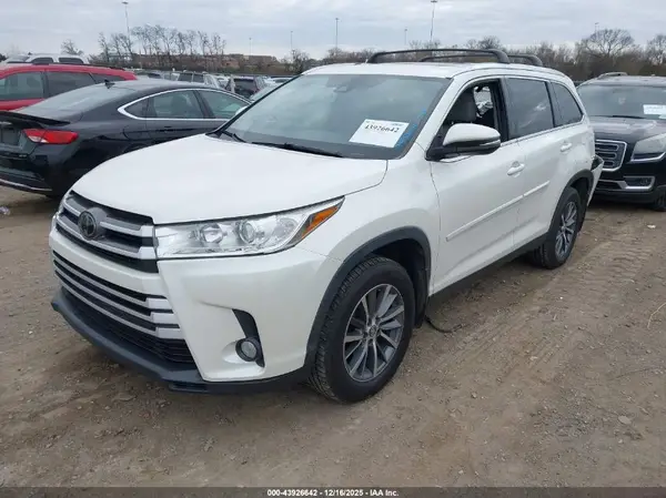 5TDJZRFH8KS589987 2019 TOYOTA HIGHLANDER - Image 2