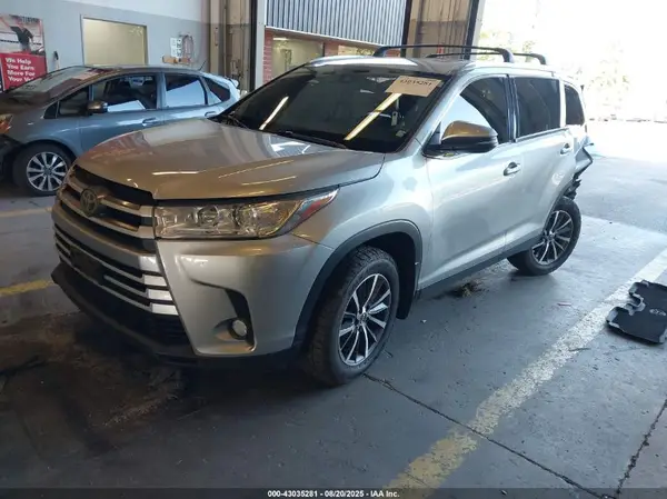 5TDJZRFH8KS595787 2019 TOYOTA HIGHLANDER - Image 2