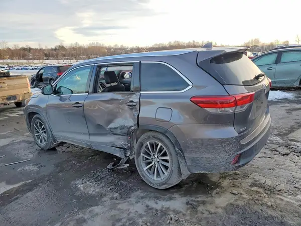 5TDJZRFH8KS597748 2019 TOYOTA HIGHLANDER - Image 2