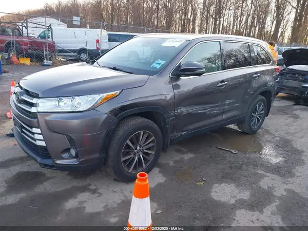 5TDJZRFH8KS607033 2019 TOYOTA HIGHLANDER - Image 2